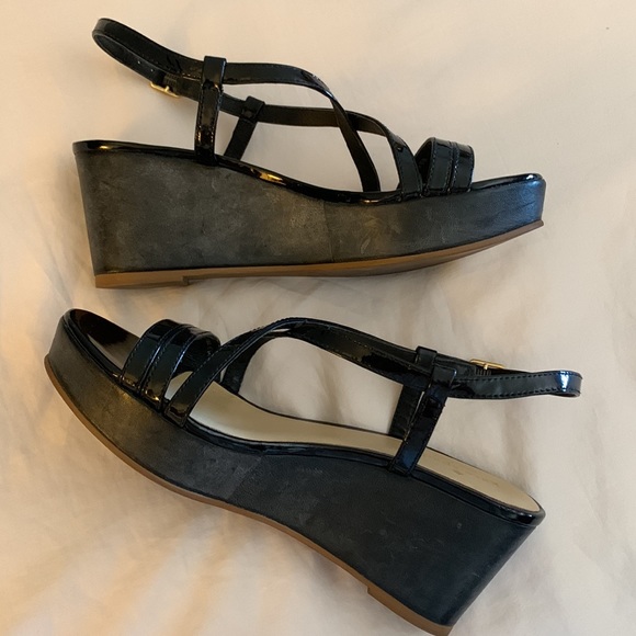Kate Spade black strappy patent wedges - Picture 1 of 7